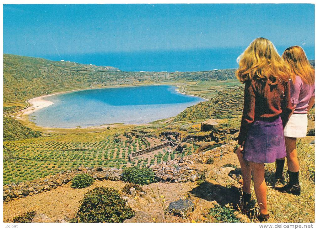 ISOLA DI PANTELLERIA IL LAGO 2 RAGAZZE IN AMMIRAZIONE - Trapani