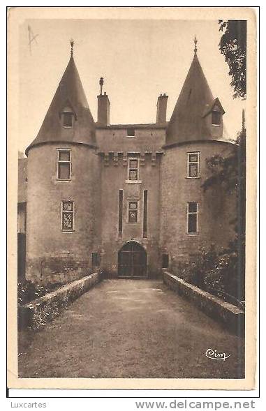 VIVONNE. CHATEAU DE SERCIGNY. LES TOURS ET L' ENTREE. - Vivonne