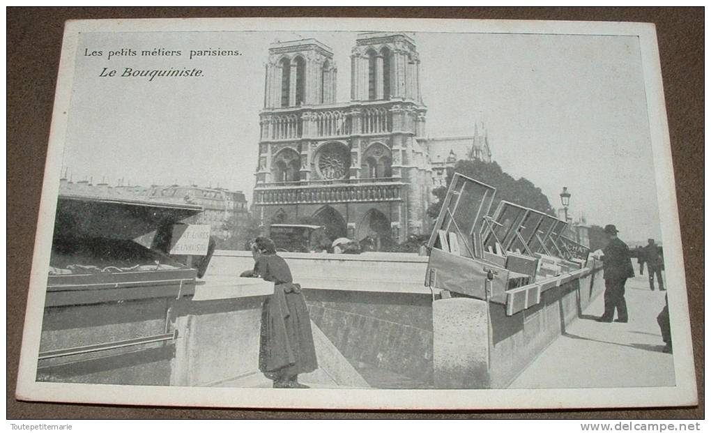 Les Petits Metiers Parisiens - Le Bouquiniste - Publicite Au Bon Marché Rue Des Minimes Le Mans - Petits Métiers à Paris