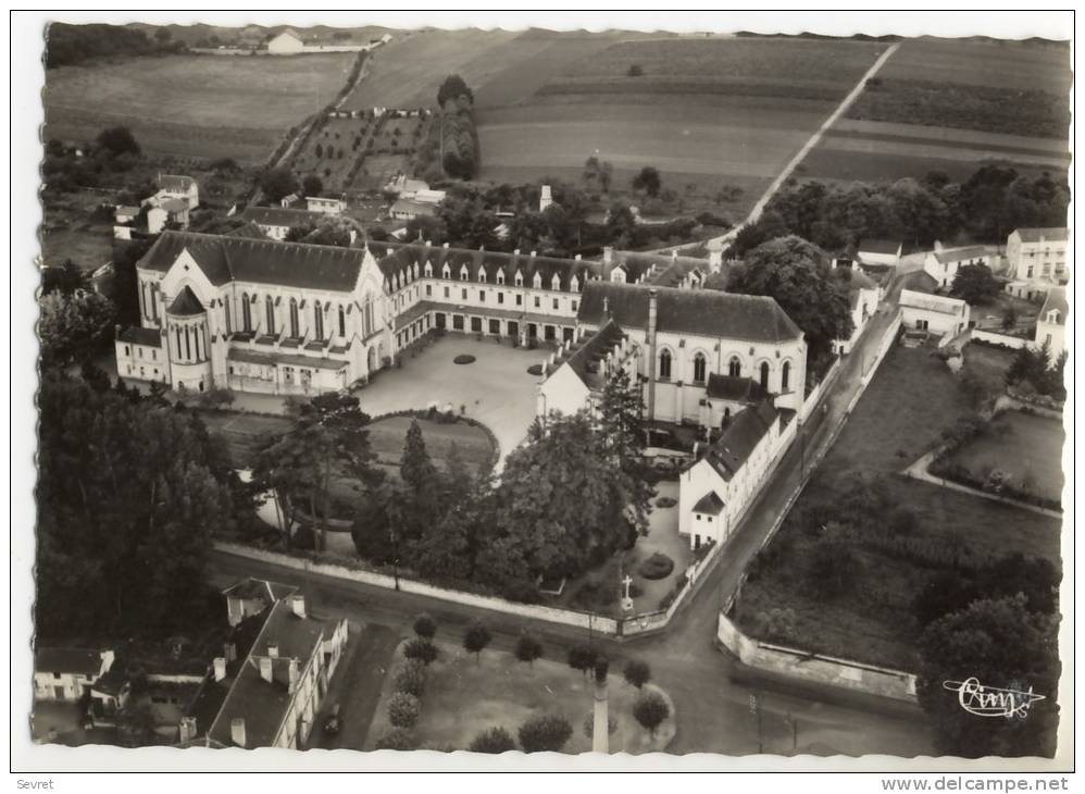 SAUMUR - Vue Aérienne De La Communauté Ste-Anne De St-Hilaire.   CPM Dentelée - Saumur