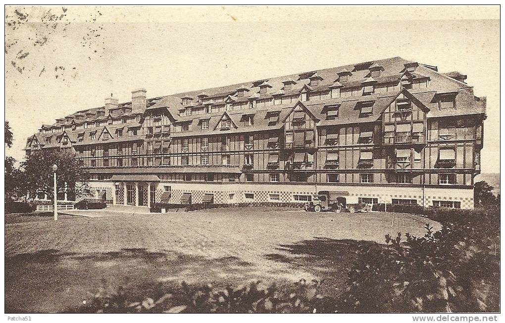 DEAUVILLE - Hôtel Du Golf - Camions Stationnés - 1937 - Deauville