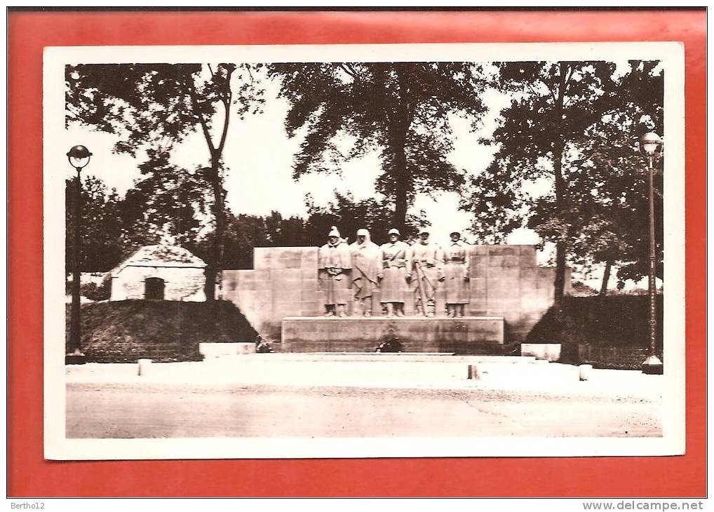 Monument  Aux Enfants De Verdun - War Memorials