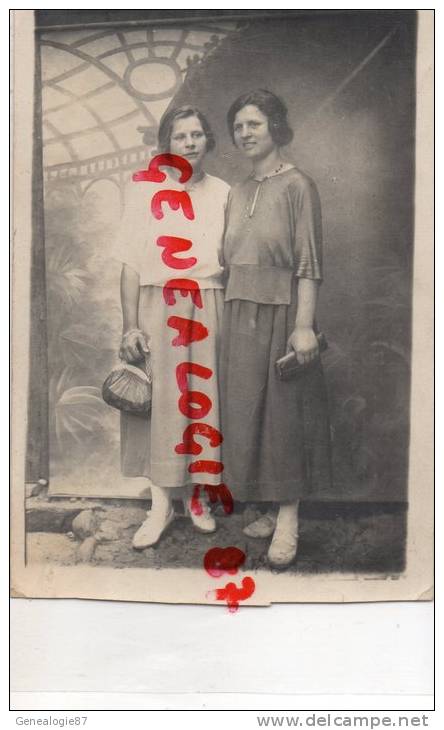 87 -ORADOUR SUR VAYRES - CARTE PHOTO -LOUISE ET MARGUERITE TRICARD A LA SORTIE D' UN BAL 1923 - Oradour Sur Vayres