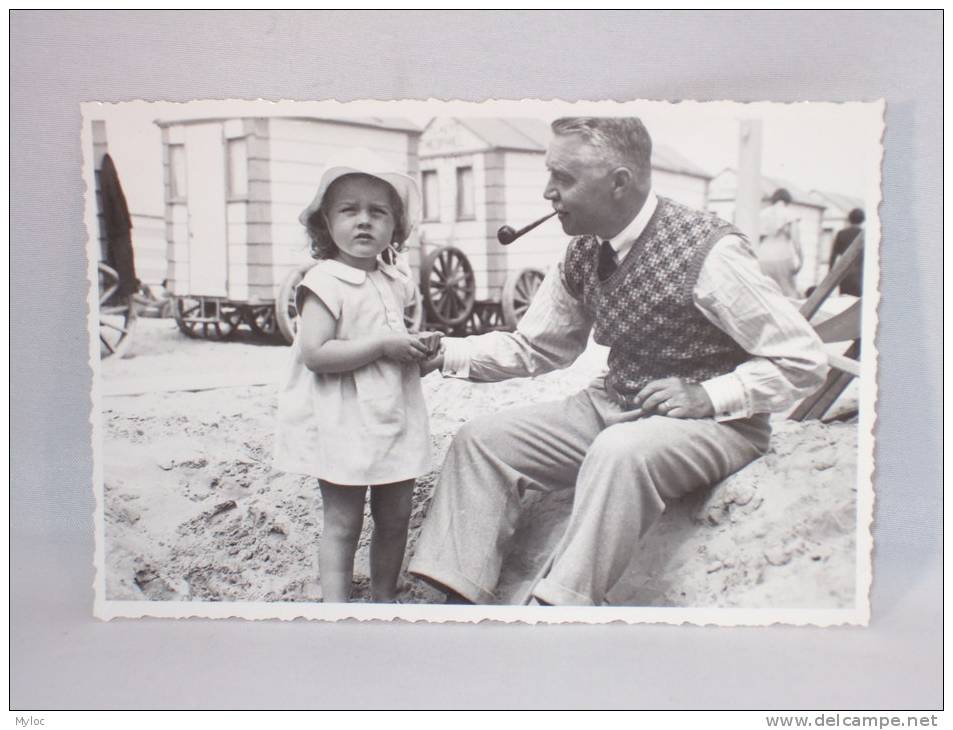 Photo Agfa. Enfant Et Homme Avec Pipe. Blankenberghe? Cabine Claeys. Plage. 128 X 87 Mm. - Personnes Anonymes