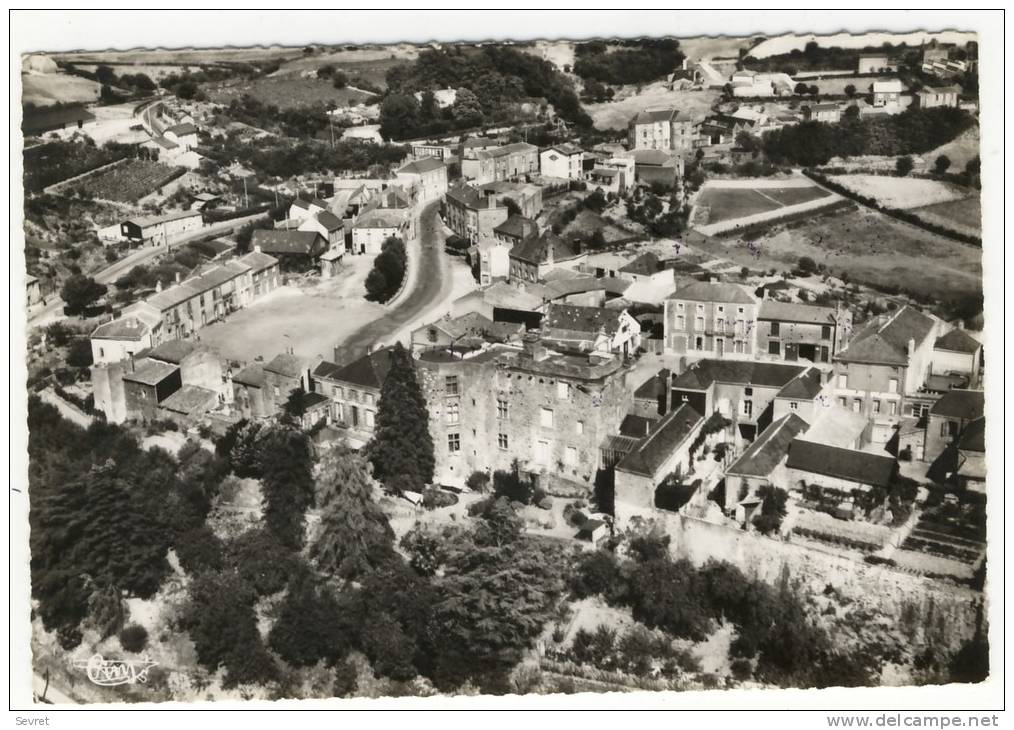 MONTREVAULT  - Le Vieux Château Et La Place...  Dentelée. - Montrevault