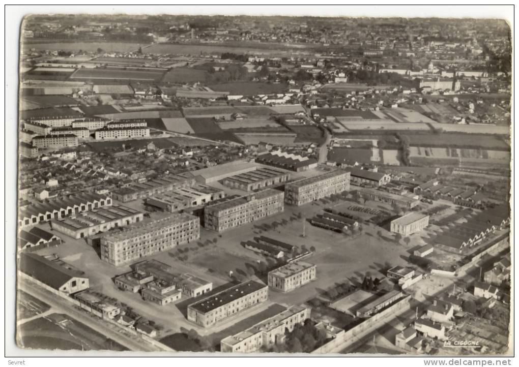 ANGERS  . En Avion Sur  .....Caserne Langlois..  Dentelée. - Angers