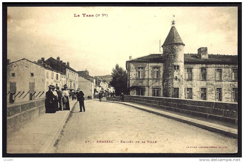 CPA ANCIENNE- FRANCE- BRASSAC (81)- ENTRÉE DE LA VILLE AVEC BELLE ANIMATION SUR LE PONT-COSTUMES DU DIMANCHE- LA TOUR- - Brassac