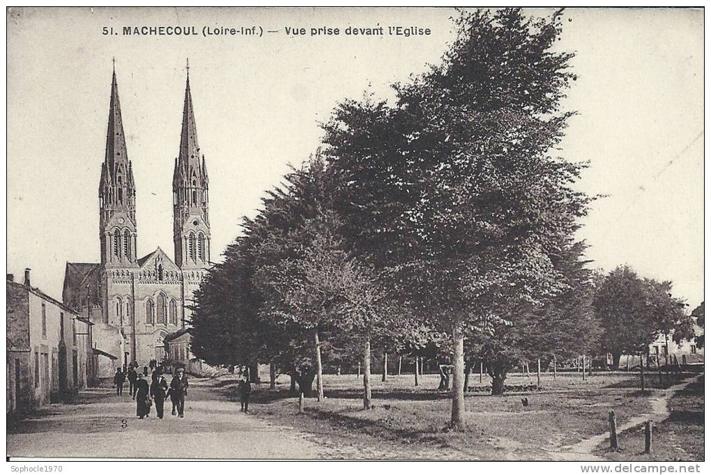 PAYS DE LA LOIRE - 44 - LOIRE ATLANTIQUE - MACHECOUL - Vue Prise Devant L'Eglise - Machecoul