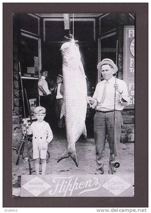 SPORTS - PÊCHE - FISHING - FORT LAUDERDALE FLORIDA - SHOWING OFF A PRIZE TARPON IN THE 1920s IN FRONT FLIPPEN´S HARDWARE - Pêche