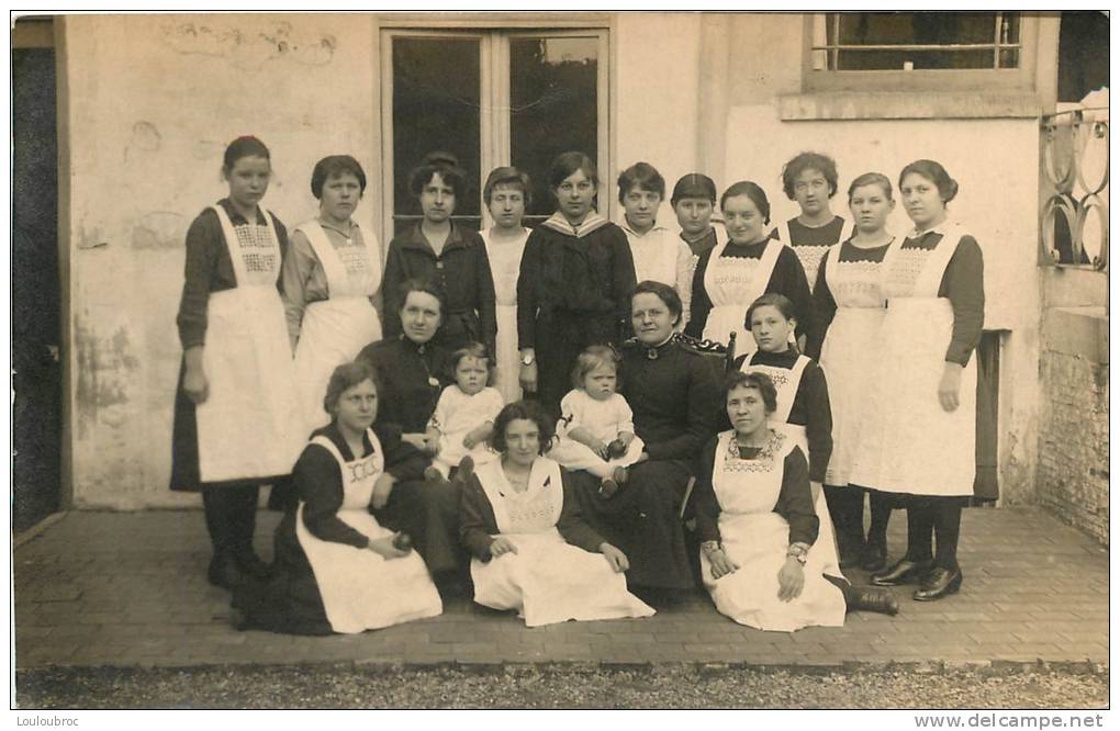 CARTE PHOTO GROUPE DE FEMMES ET ENFANTS LIEU NON IDENTIFIE - A Identifier