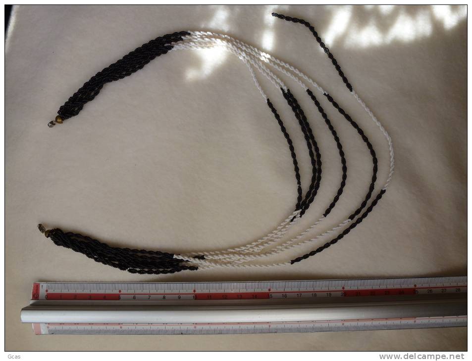 Collier De Minuscules Perles De Verre Noires Et Blanches. - Necklaces/Chains