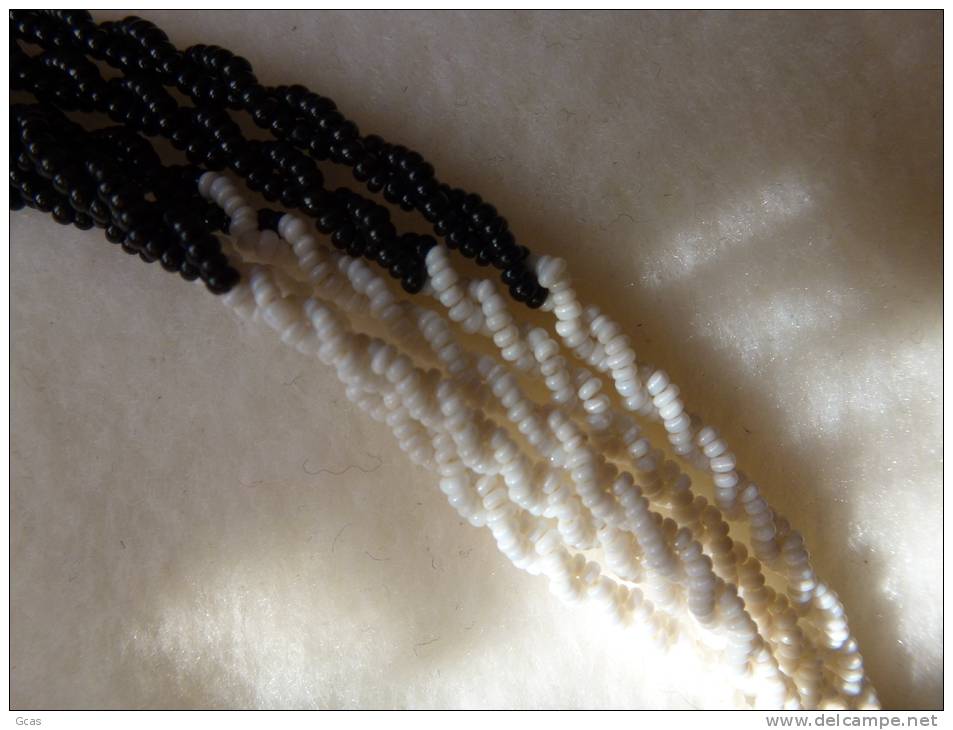 Collier De Minuscules Perles De Verre Noires Et Blanches. - Kettingen