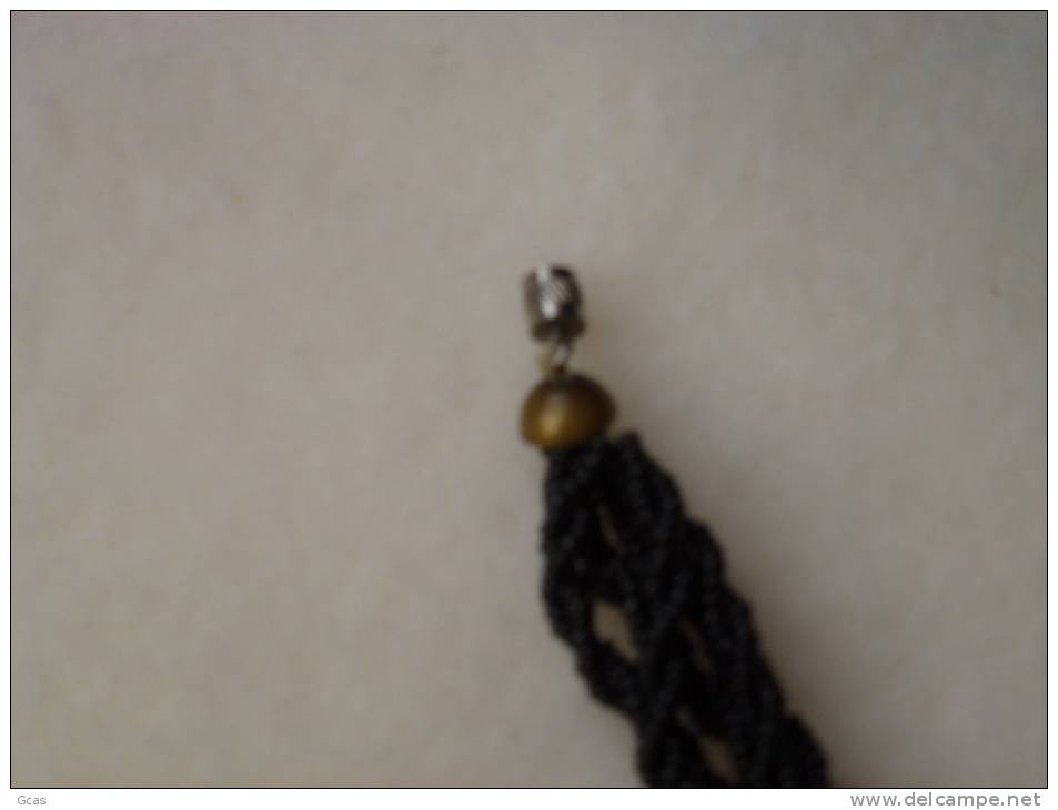 Collier De Minuscules Perles De Verre Noires Et Blanches. - Necklaces/Chains