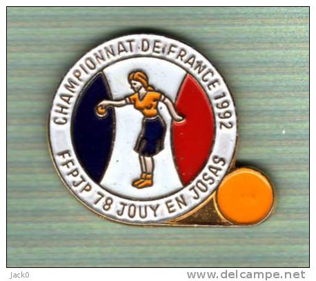 * Pin's  Ville, Sport  Pétanque, F.F.P.J.P  ( 78 )  JOUY-EN-JOSAS  Championnat De France  Féminin  1992 - Boule/Pétanque