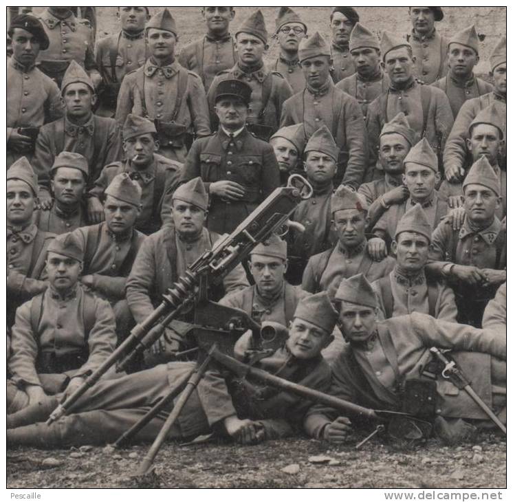 MILITARIA  - CARTE PHOTO DE MILITAIRES N°99 SUR COL ET KEPI AVEC MITRAILLEUSE Hotchkiss - Ausrüstung