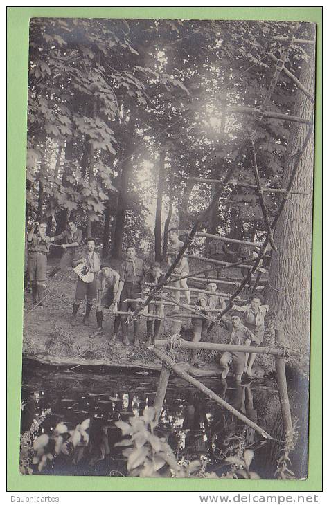 CHAMARANDE, Années 1920 : Patrouille Des Coqs, Traversée D'une Rivière. CARTE PHOTO, Scouts De France. 2 Scans - Scoutisme