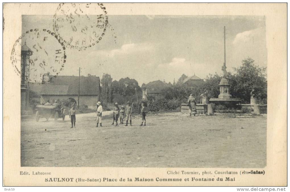 70 SAULNOT - PLACE DE LA MAISON COMMUNE ET FONTAINE DE MAI ( AUTOMOBILE ) - Autres & Non Classés