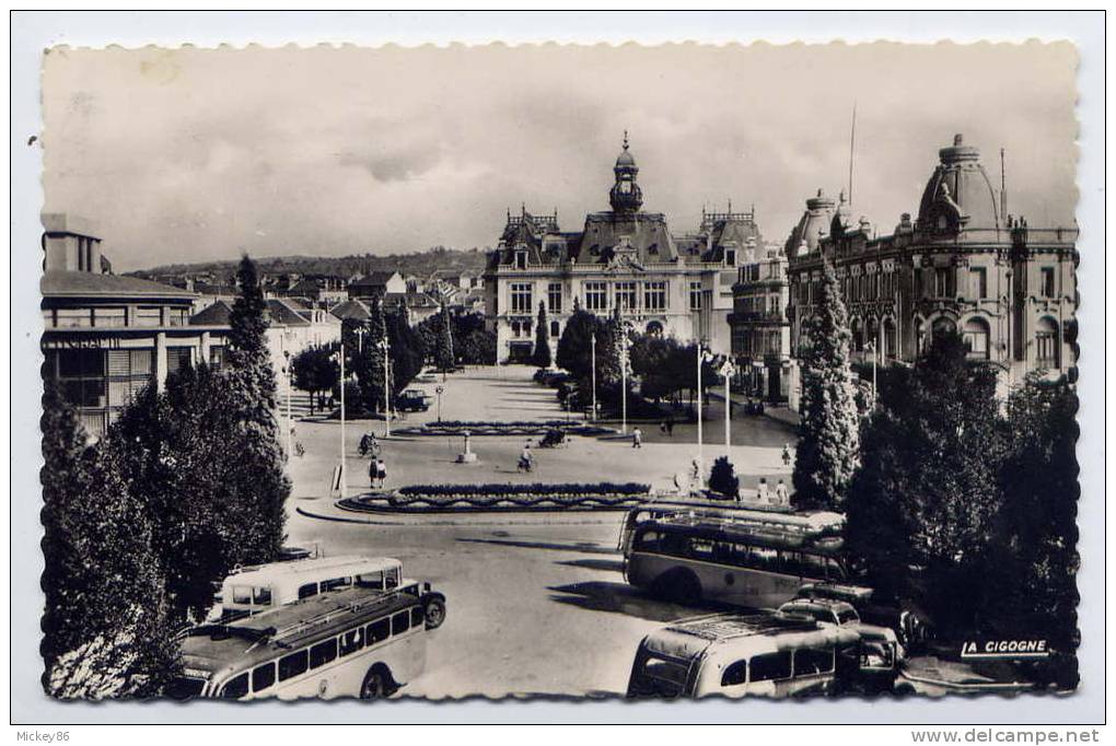 Autocars--Vichy--1957--Esplanade De L'Hotel De Ville,cpsm  9 X 14 N° 03.999.04 éd La Cigogne - Busse & Reisebusse