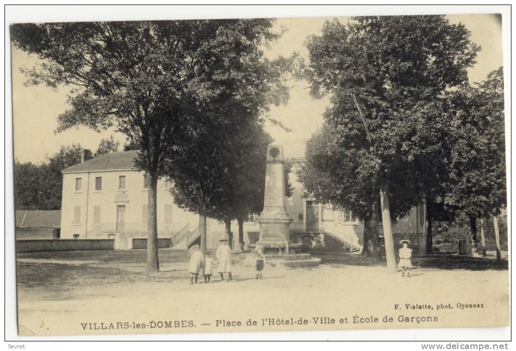 01 - VILLARS Les DOMBES. -  Place De L´Hôtel De Ville Et Ecole De Garçons - Villars-les-Dombes