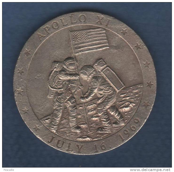 RARE MEDAL APOLLO XI JULY 16. 1969 - 40 Mm / 26 G ( FIRST MAN ON THE MOON AMERICAN FLAG ) - Autres & Non Classés
