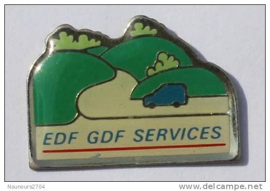 Pin's  EDF GDF SERVICES - La Voiture Bleue Dans Le Paysage -  C368 - EDF GDF