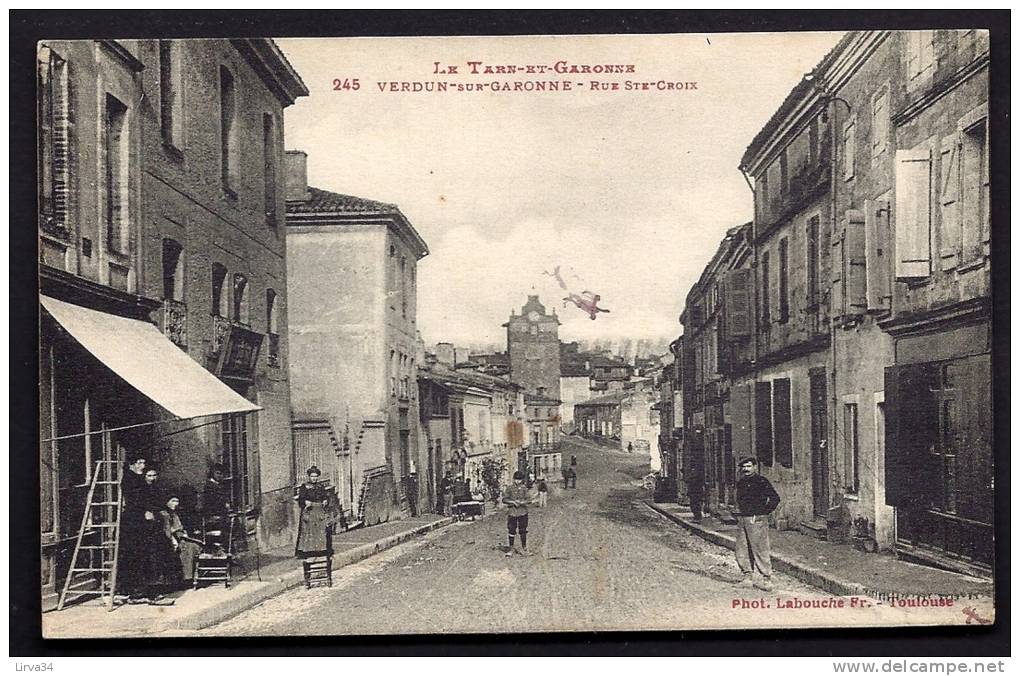 CPA ANCIENNE- FRANCE- VERDUN-SUR-GARONNE (82)- RUE STE-CROIX AVEC BELLE ANIMATION- GROS PLAN- COMMERCE- - Verdun Sur Garonne