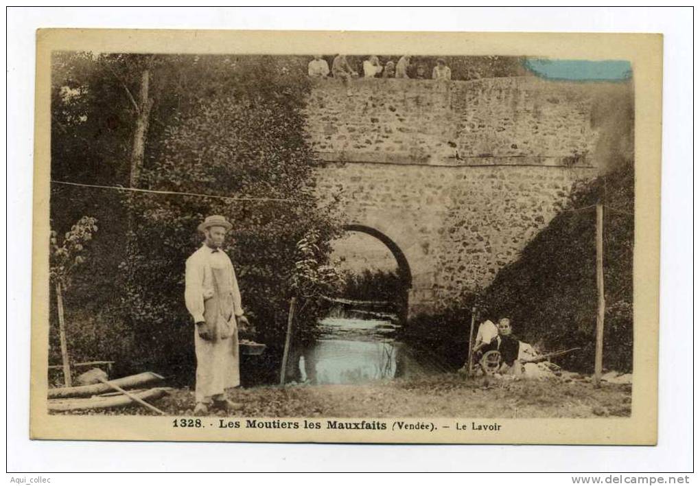 LES MOUTIERS LES MAUXFAITS 85 VENDEE LE LAVOIR AVEC LAVANDIÈRES - Moutiers Les Mauxfaits