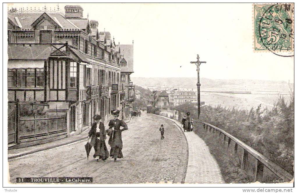 Trouville (Calvados)-1907?- Le Calvaire-Jolies Dames En Habits D´époque-Belle Vue Sur La Plage - Trouville