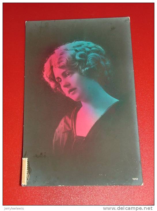 FANTAISIES   - Jolie Jeune Femme Dans La Pénombre  - 1912 - Femmes