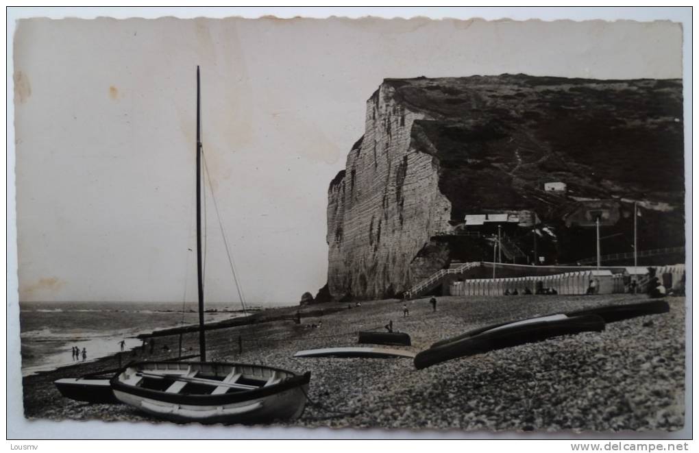 76 : Les Petites-Dalles - Vue De La Plage - Animée - Bateaux - Etat Médiocre : Quelques Taches + Déchirure Restaurée - Altri & Non Classificati