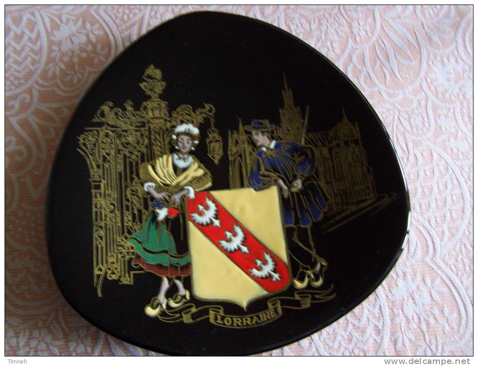 LORRAINE FAÏENCE De LONGWY Folklore Région ASSIETTE De DECORATION 035227 GRAND FEU Made In FRANCE - Longwy (FRA)