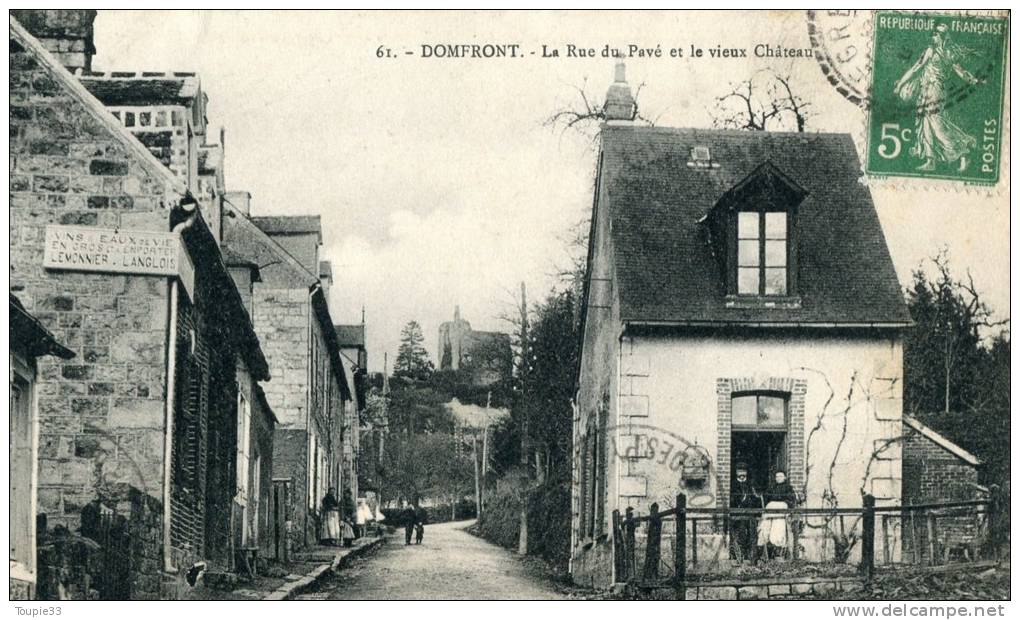 Domfront La Rue Du Pavé Et Le Vieux Château - Domfront