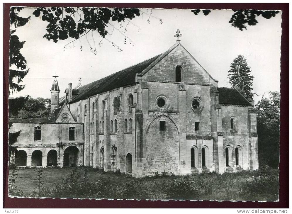 CPM Non écrite Abbaye Du Val à MERIEL Côté Sud Est Cour D'Entrée - Meriel