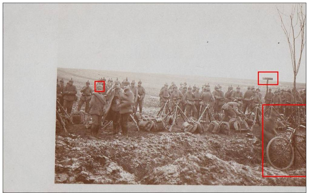 IM FELDE-SOLDATS ALLEMANDS DU REGT.N°155 EN PAUSE-CARTE PHOTO - Guerre 1914-18