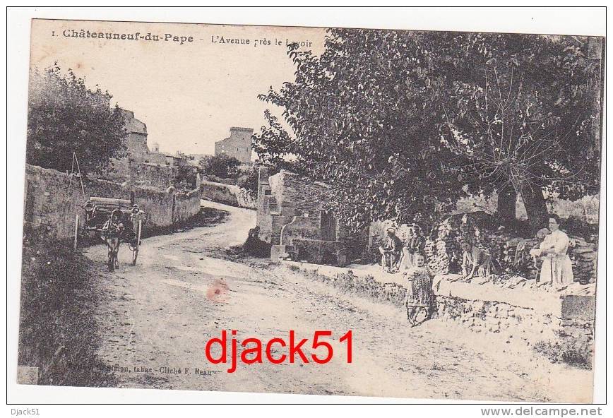 Châteauneuf-du-Pape - L'Avenue Près Le Lavoir (Lavandières / Petite Fille / Ane / Calèche) - 1918 - Chateauneuf Du Pape