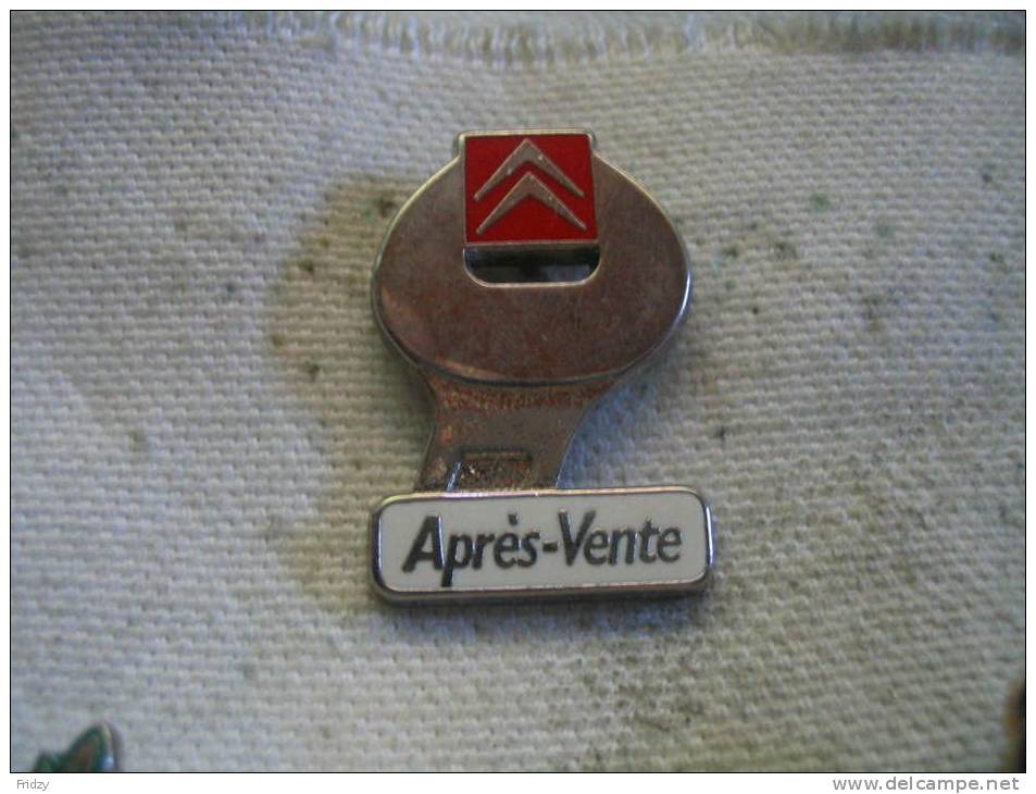 Pin´s Service Après Vente CITROEN. Clé Plate - Citroën