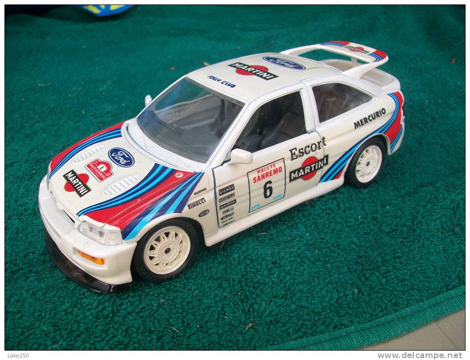 BURAGO  - FORD ESCORT COSWORTH  MARTINI NO BOITE  Scala 1/24 - Burago