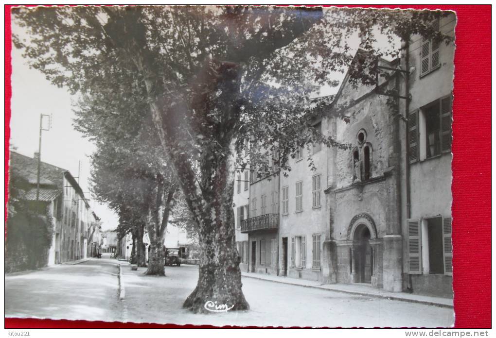 83 - SALERNES - RUE JEAN JACQUES ROUSSEAU - Statue Vierge / Camion Dans La Rue / Cim - - Salernes