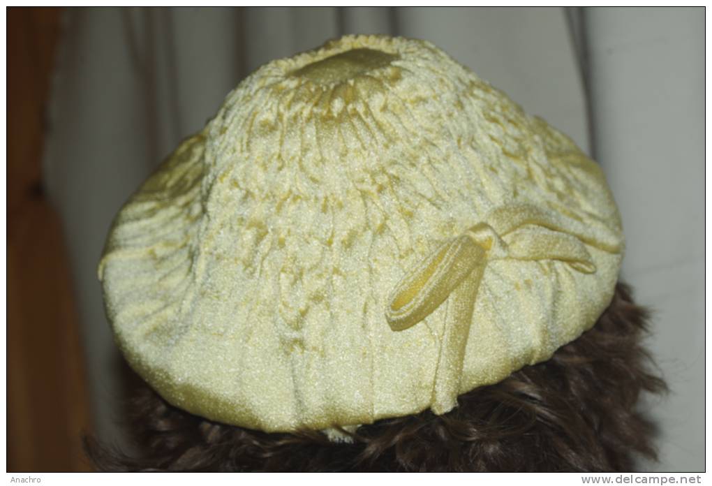 CHAPEAU Ancien MODE 1930 Chapeau Chinois CLOCHE SATIN Jaune - Hauben, Mützen, Hüte