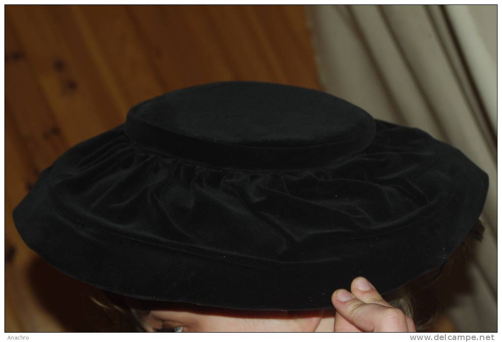 CHAPEAU Ancien MODE 1930 Grand VELOURS NOIR Plissé / NELBUR PARIS - Hauben, Mützen, Hüte