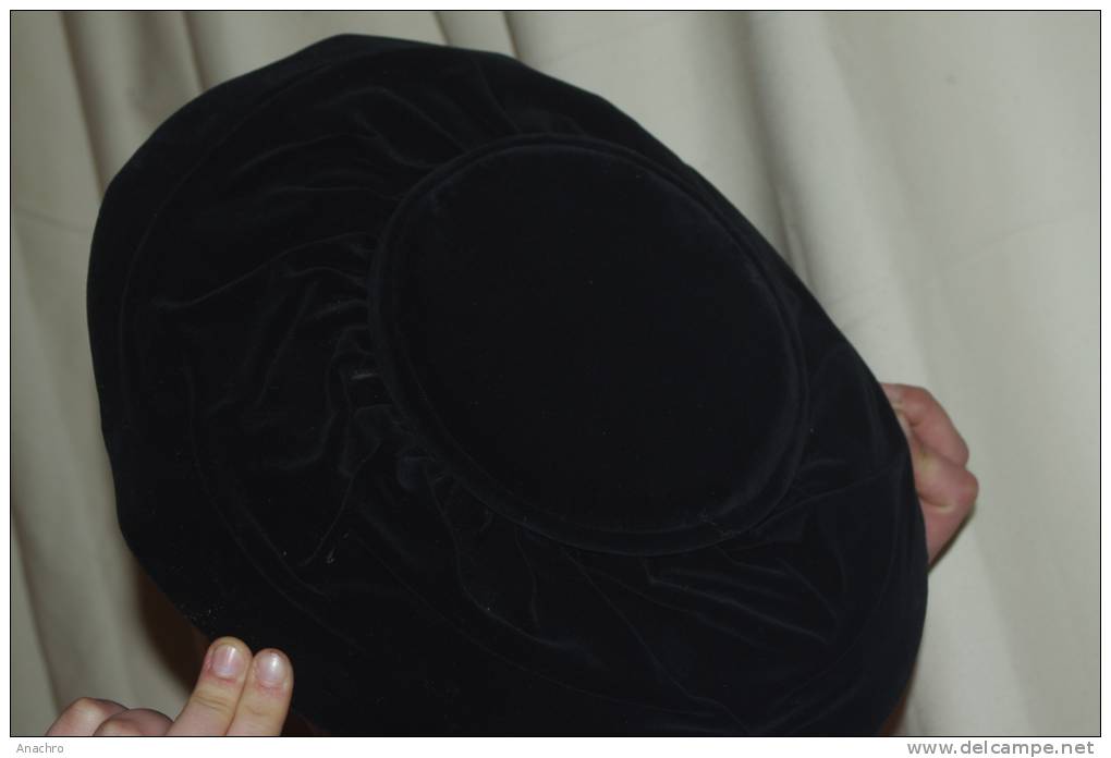 CHAPEAU Ancien MODE 1930 Grand VELOURS NOIR Plissé / NELBUR PARIS - Cuffie, Cappelli, Berretti