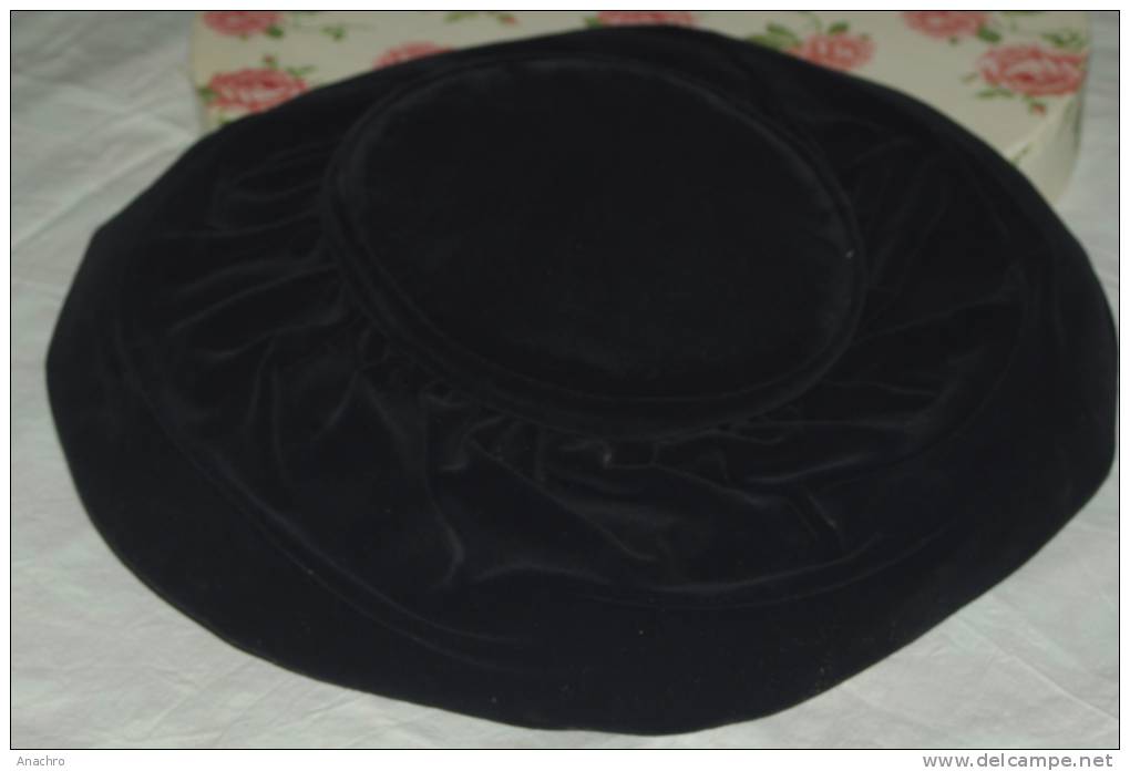 CHAPEAU Ancien MODE 1930 Grand VELOURS NOIR Plissé / NELBUR PARIS - Hauben, Mützen, Hüte