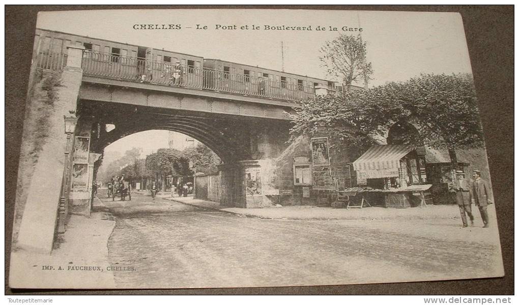 Chelles - Le Pont Et Le Boulevard De La Gare - Vendeur De Cartes Postales - Chelles