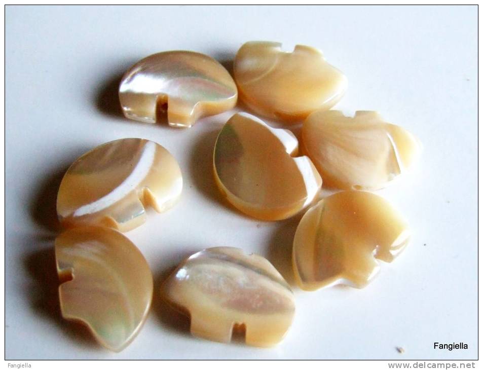 Lot De 2 Perles "Ours Zuni" En Véritable Nacre Naturelle Environ 12x9mm Ces Perles Sont Percées Du Ventre Au Dos. - Pearls