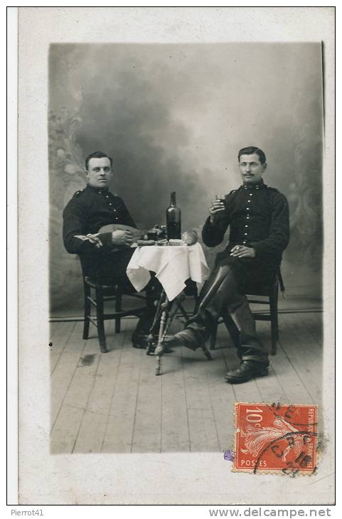 MILITARIA - GRENOBLE - Carte Photo Portrait Militaires Attablés Avec Bouteille De Vin Réalisée Par Photo FORTUNÉ En 1910 - Grenoble