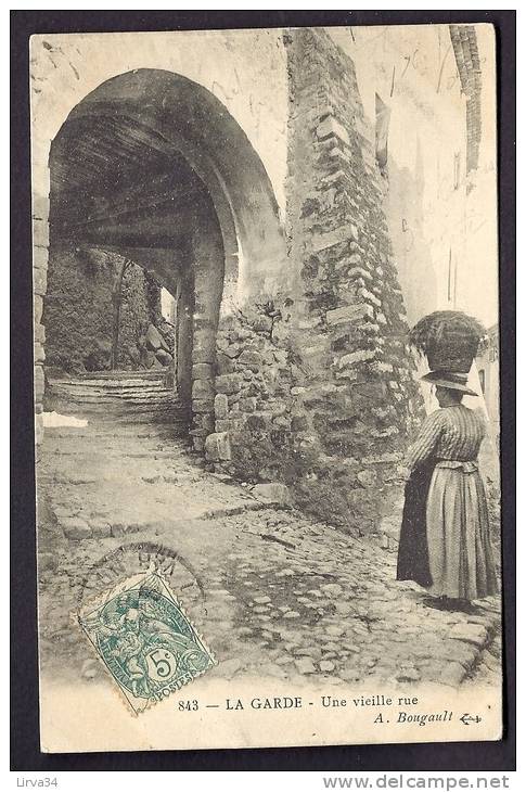 CPA ANCIENNE- FRANCE- LA GARDE (83)- UNE VIEILLE RUE EN PENTE- ESCALIERS USÉS- FEMME PORTANT DE L'HERBE SUR LA TETE- GRO - La Garde Freinet