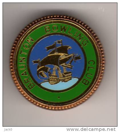 Pin´s, Broche  BOWLING  BRAUNTON  BOWLING  CLUB  Avec  Un  Bateau - Bowling