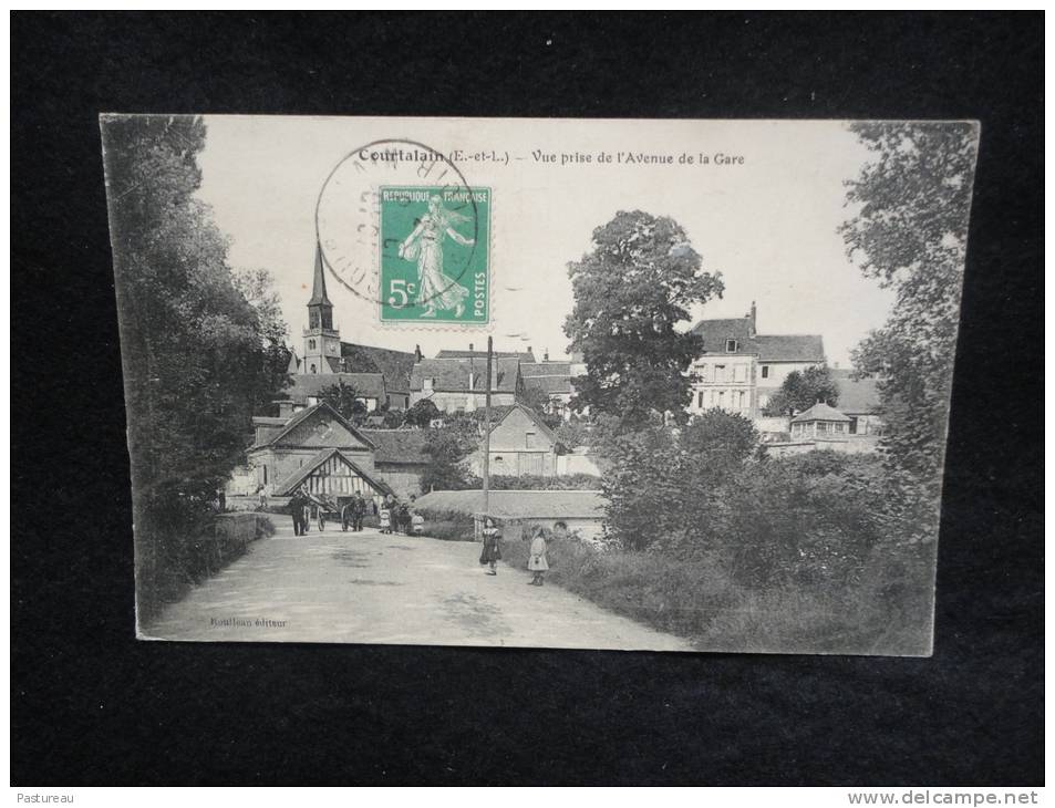 Courtalain :Vue Prise De L ' Avenue De La Gare . L' Entrée Du Village. - Courtalain