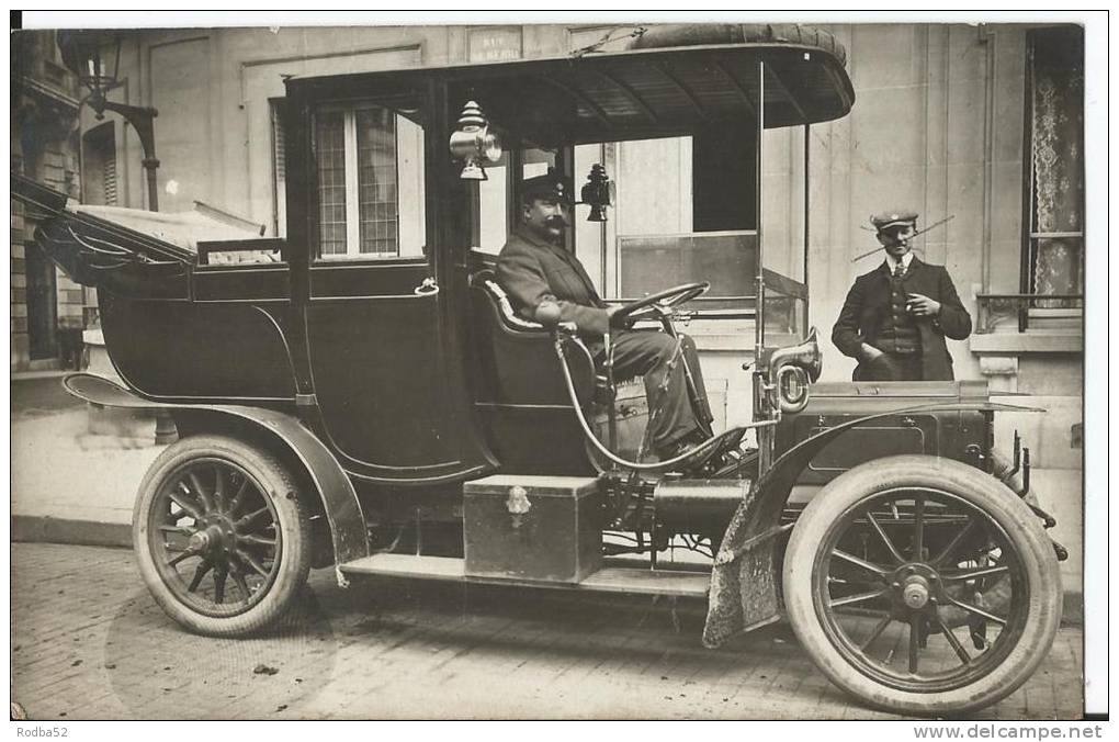 Carte Photo -Gros Plan D'un  Véhicule - Taxi - Modèle à Identifier - Certainement Paris - Taxis & Cabs