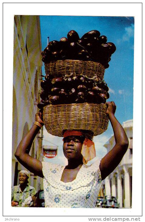 Haiti: Fancy Egg Plants For Sale, Port Au Prince, Femme Avec Aubergines, Photo Byron Coroneos (13-1115) - Haïti